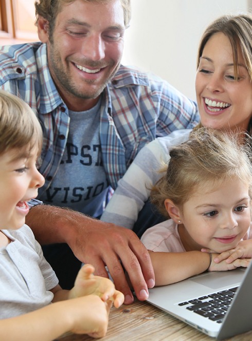 Famille regardant un écran