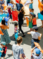 Ideklic : Des enfants et des parents agitent des foulards colorés