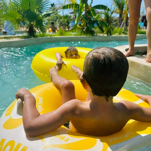 Aqualand Sainte Maxime : Des enfants dans des bouées