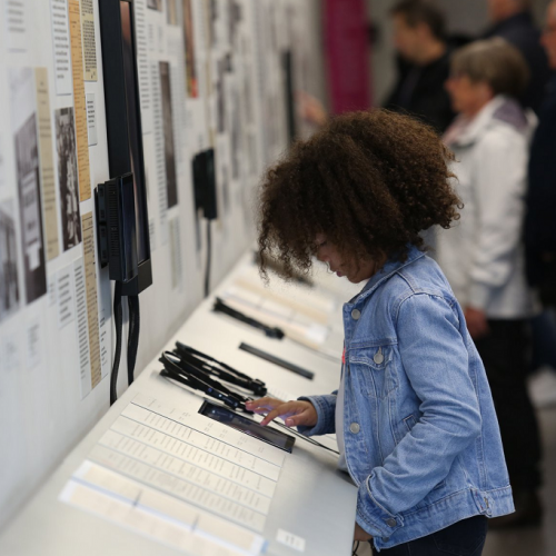 Maison d'Izieu : Petite fille qui profite des ressources pédagogiques du musée