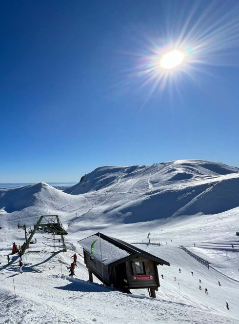 Les stations de ski du Massif Central : Une famille au ski
