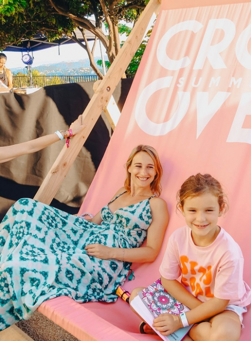 Festival Crossover : Petite fille et sa famille dans un transat géant