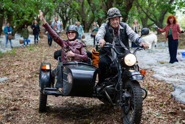 C'est quoi ce papy ?! : Aurore et Gégé en moto