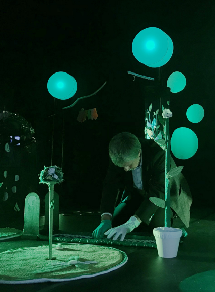 Des Deux Mains - Le Studio Fantôme