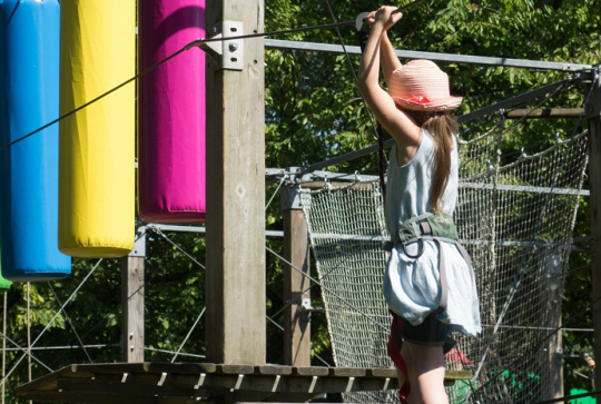 Les Prés du Hem : Une petite fille sur le parcours d'accrobranche