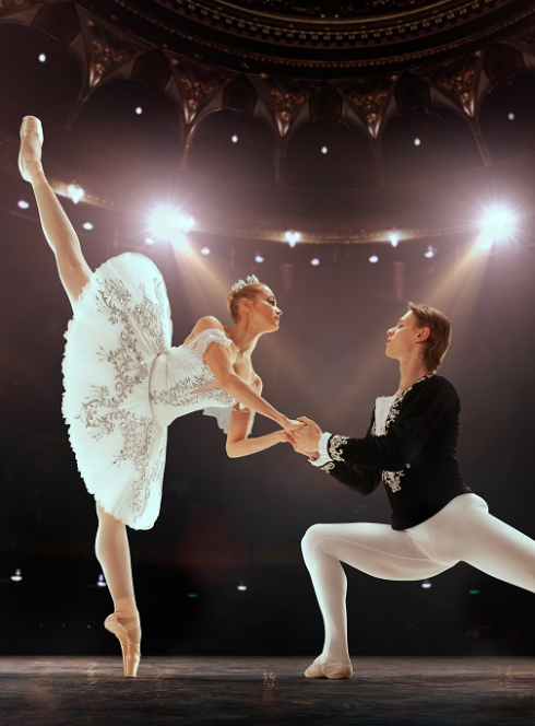 Casse-Noisette - International Classical Ballet of Ukraine : un couple de danseurs sur scène