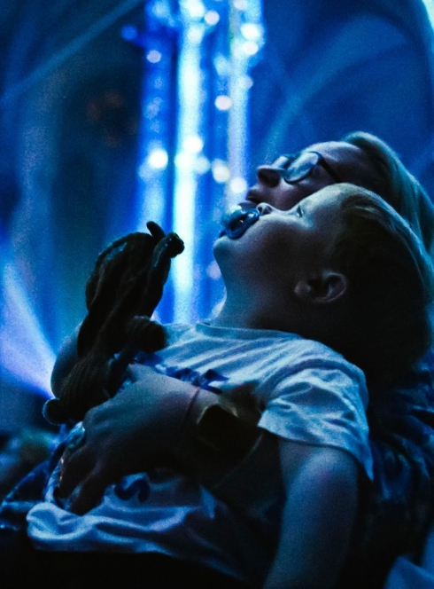 Luminiscence dans la Cathédrale de Strasbourg - enfant et sa maman