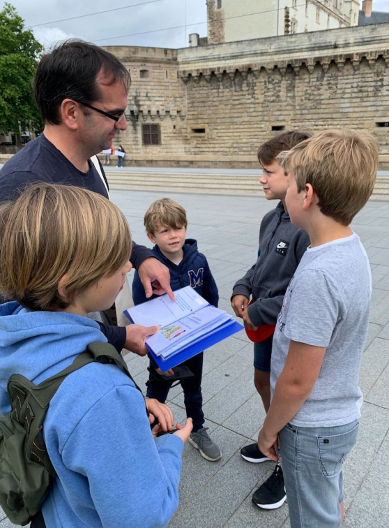 La Ligue des Gentlemen : famille devant le château
