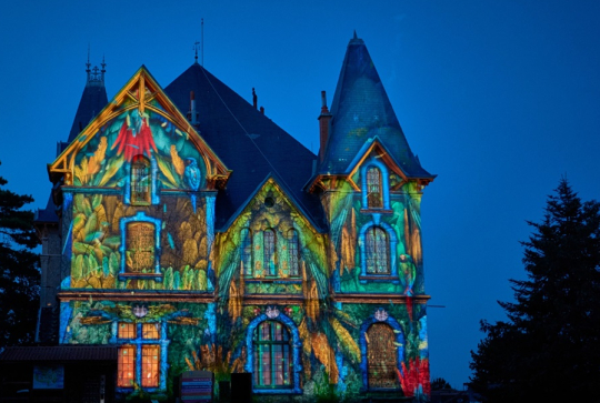 Festival Lumières Sauvages : Illuminations sur la façade d'un manoir