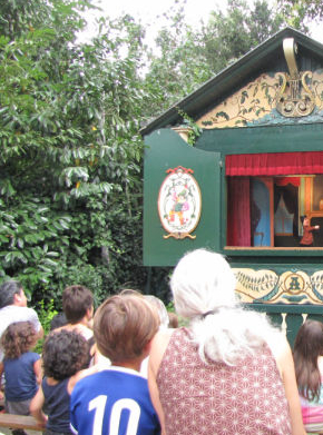 Théâtre-Guignol-Anatole-Public-devant-le-théâtre ©-OTCP-DR