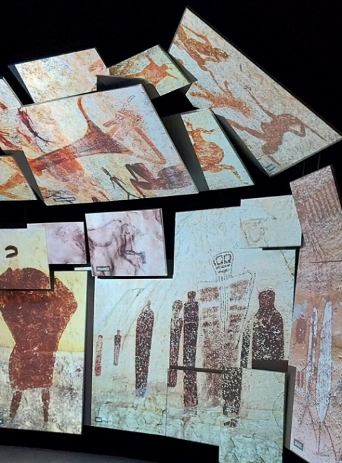 Expo Arts et Préhistoire : Des images de dessins préhistoriques projetés sur des écrans