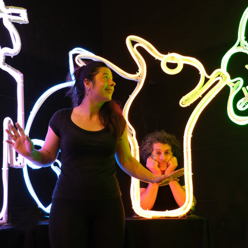 Nour : deux comédiens au centre d'installations lumineuses