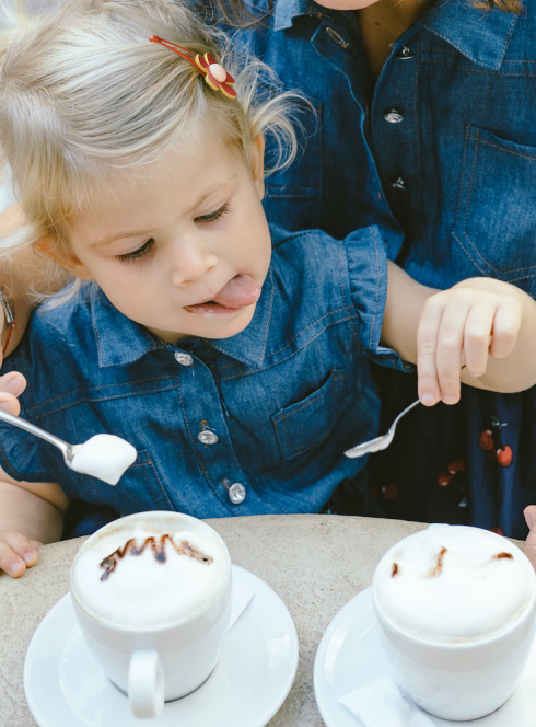 Top salons de thé à Toulouse : une fillette et un chocolat chaud