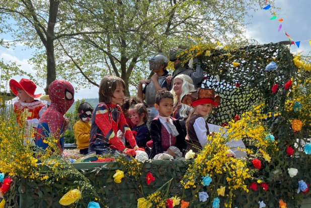 Cébazat fête le printemps - Char super-héroïque