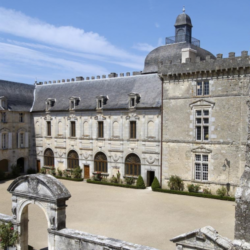 Château de Vayres - Cour du Pavillon d'entrée