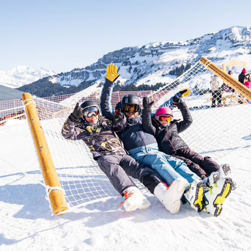 Famille au ski sur un hamac - France Montagnes
