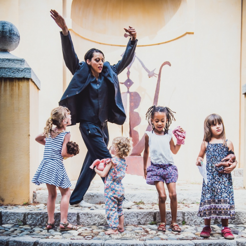 Sensibilis : Trois petites filles dansent avec une artiste