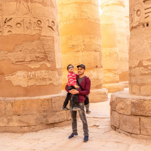 Un enfant avec son père en Egypte