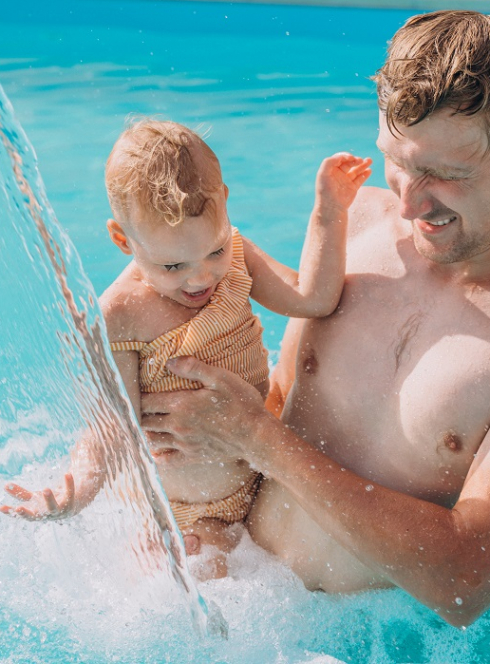 Top des piscines et des parcs aquatiques près de Nice : Un bébé et son père profitent d'une piscine
