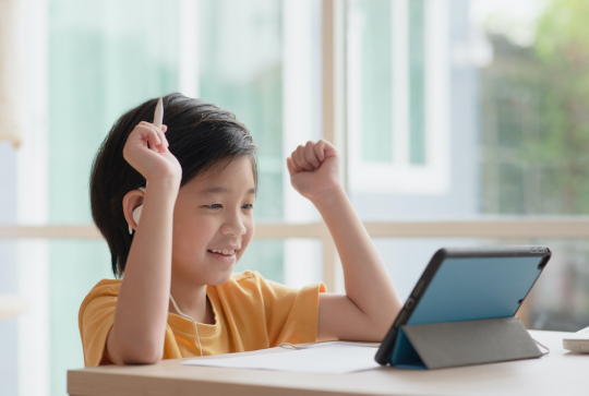 Appli anglais : un enfant sur une tablette