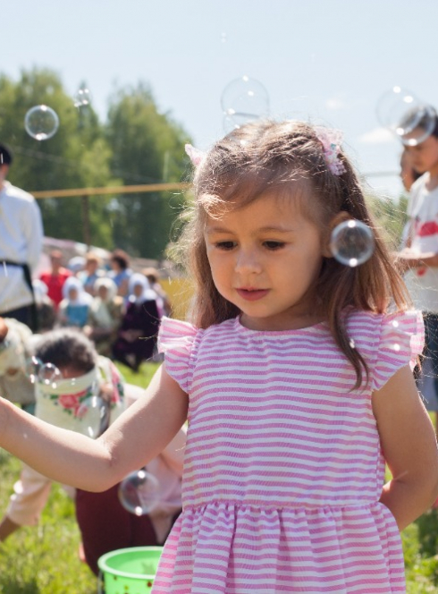 Petite fille dans un festival