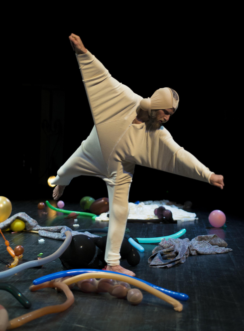 Danse étoffée sur musique déguisée