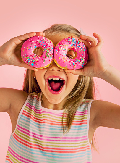 Petite fille et donuts