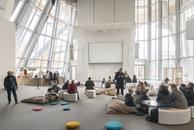 Exposition Cindy Sherman à la Fondation Louis Vuitton : l'auditorium pendant les vacances