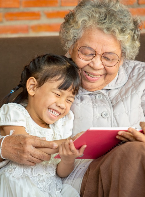 Biblis en folie : Une grand mère et sa petite fille bouquinent