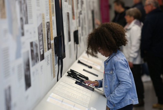 Maison d'Izieu : Petite fille qui profite des ressources pédagogiques du musée