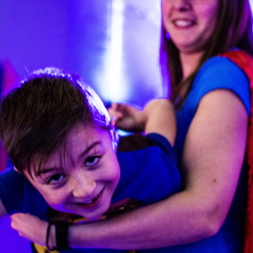 Laser Game Evolution Lille Solférino : Un enfant déguisé en super héro