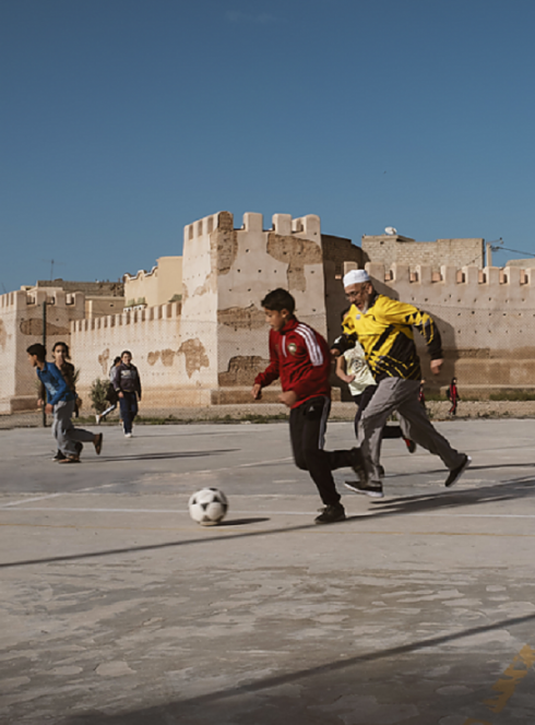 Grand-père jouant au foot avec des enfants, Taroudant, Maroc, 2018