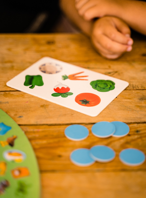 Petite fille qui joue à Loup Trouve Tout