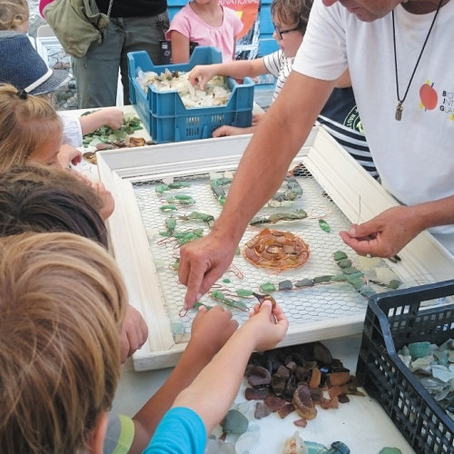 Biot International Glass Festival : Des enfants participent à un atelier avec du verre