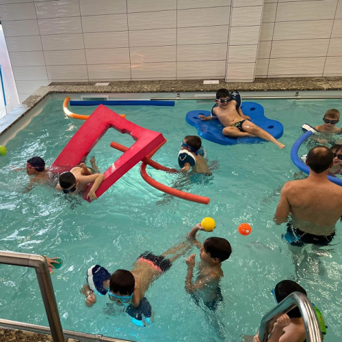 Aquazenith : Des enfants dans un bassin avec des structures de loisirs