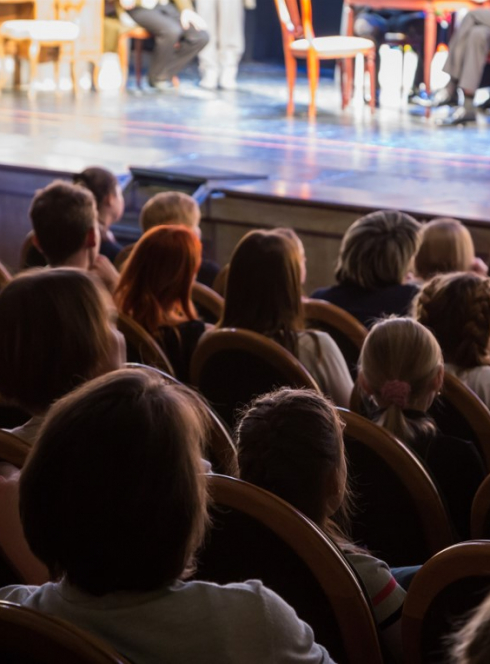 Salle de théâtre avec des enfants