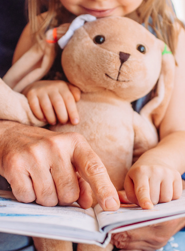 Lecture parent enfant avec un doudou