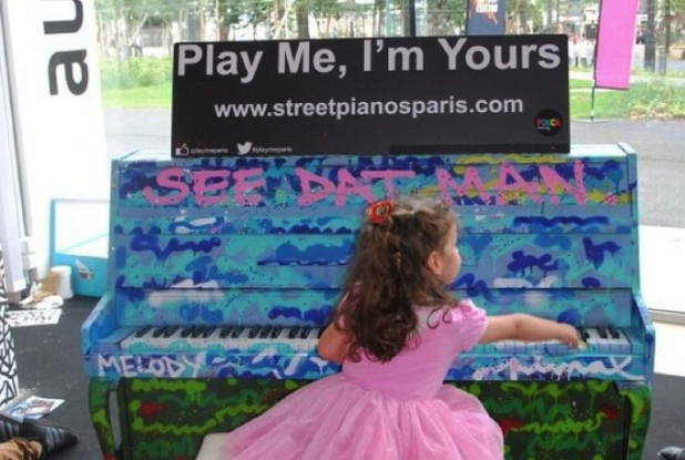 Play me I'm yours - Fillette au piano