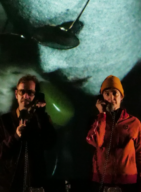 Ne pas finir comme Roméo et Juliette, ciné-spectacle, deux personnes sur scène