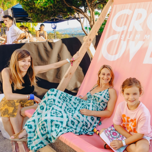 Festival Crossover : Petite fille et sa famille dans un transat géant
