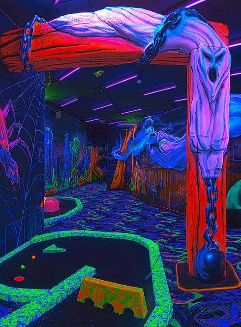 Goolfy - Lomme : Des pistes de golf fluorescentes à l'intérieur