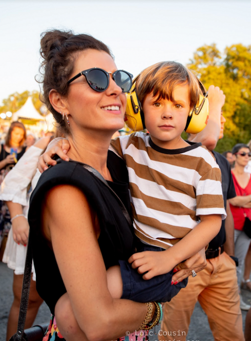 Brive Festival : Un petit garçon profite d'un concert avec sa maman
