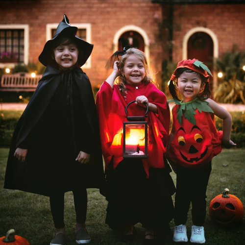 Roubaix prépare Halloween : Des petites filles déguisées partent à la chasse aux bonbons