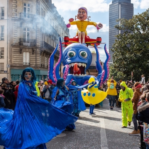 Carnaval de Nantes : défilé de char devant la Tour de Bretagne