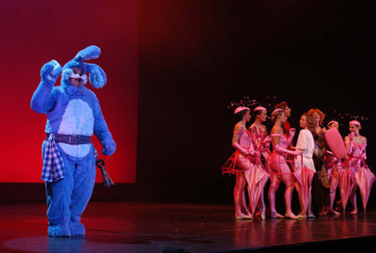 Émilie Jolie, le spectacle - Lapin et danseuses sur scène