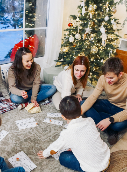 Famille qui s'amuse à Noël