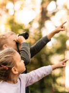 Les Nuits des Forêts : Deux enfants observent la forêt