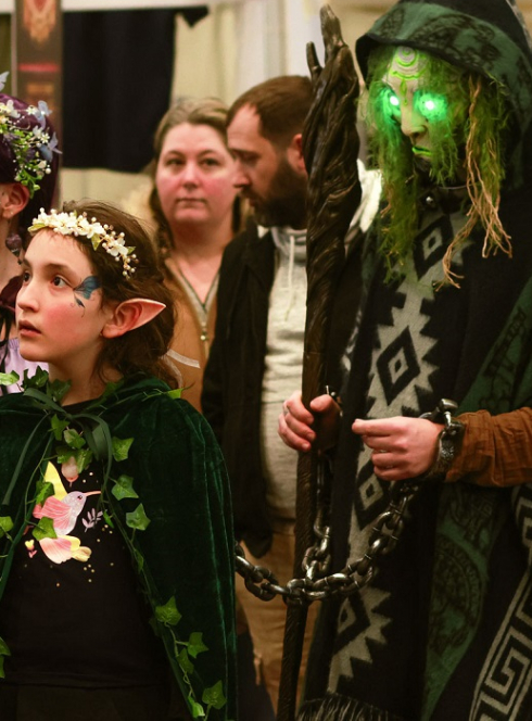 Festival Yggdrasil LYON : Une famille déguisées en druides