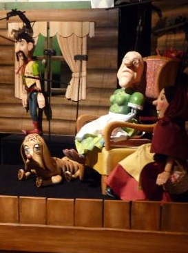 Il était une fois le petit chaperon rouge, maison marionnettes