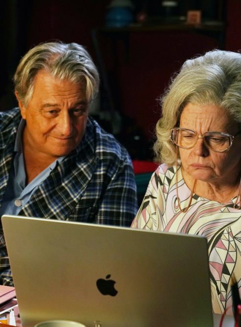 Les Vengeances de Maître Poutifard : Clavier et Isabelle Nanty devant l'ordinateur